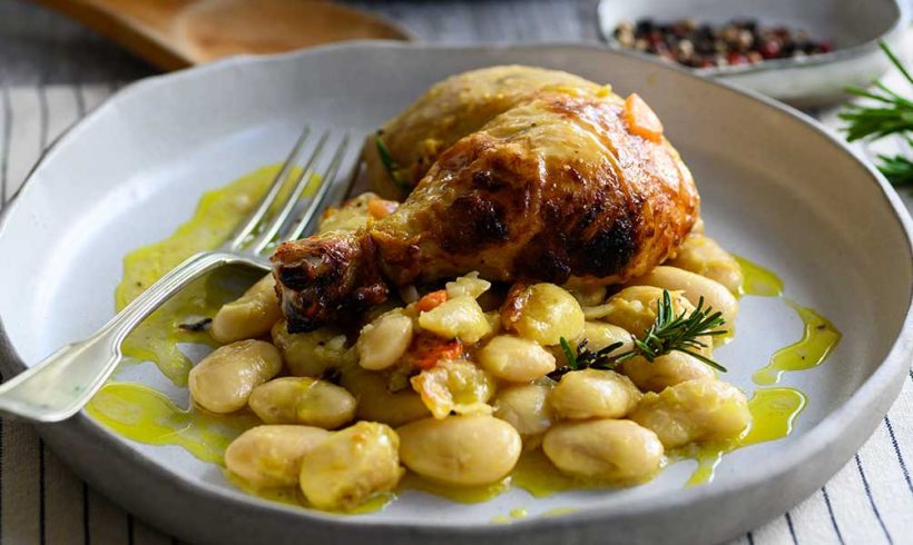Κοτόπουλο στον φούρνο με βούτυρο, μπαχαρικά και λεμονάτους γίγαντες