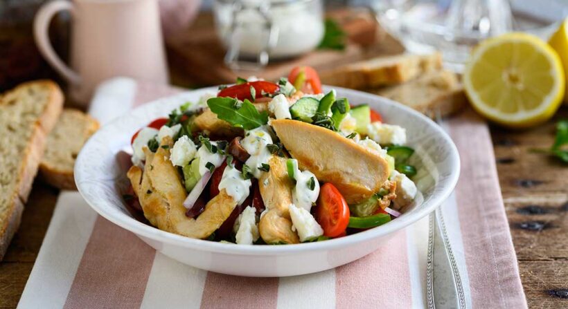 Φιλέτο κοτόπουλο με Ελληνική σαλάτα και dressing γιαουρτιού