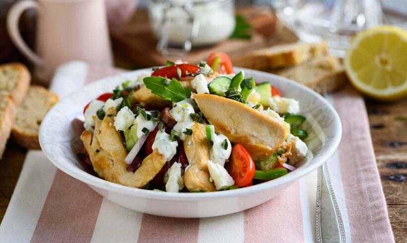 Φιλέτο κοτόπουλο με Ελληνική σαλάτα και dressing γιαουρτιού